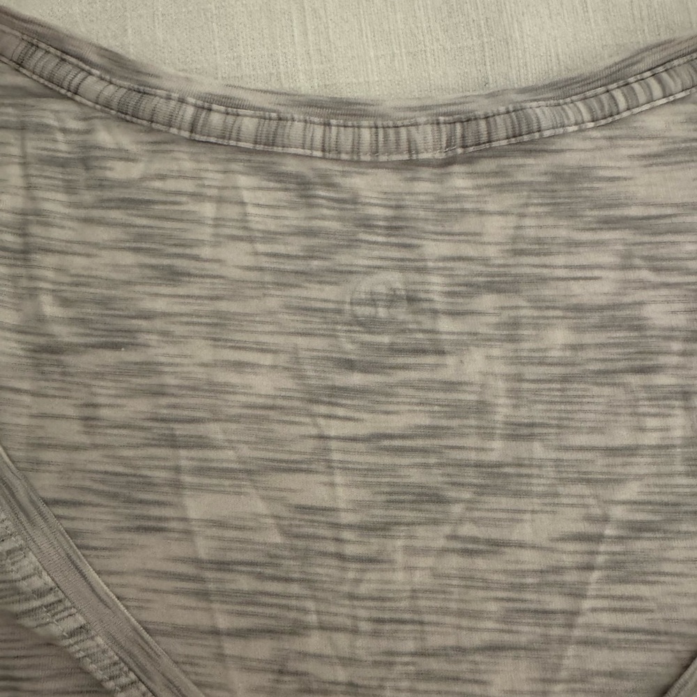 lululemon athletica Heathered Gray Short Sleeve Tee - Picture 4 of 4